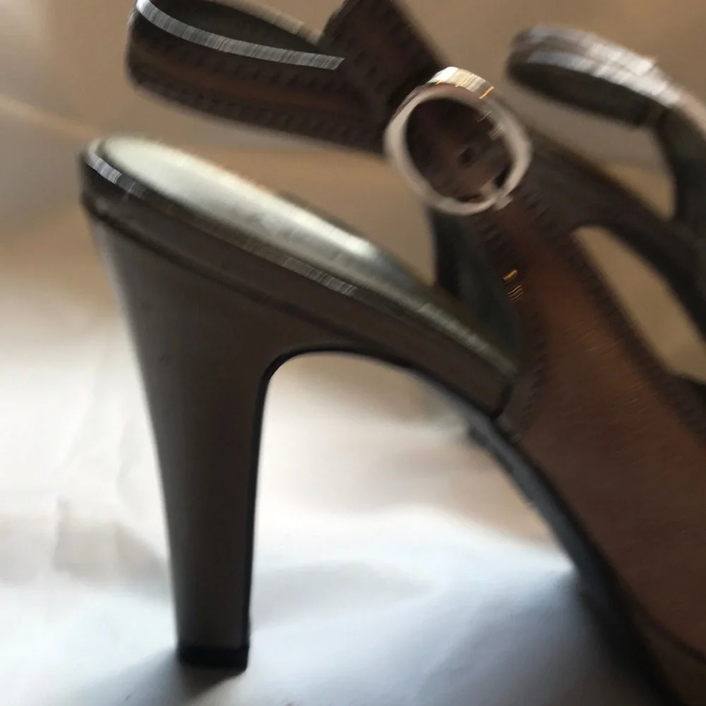 Anne Klein iFlex Taupe Peep-Toe platform Slingback Heels w:/AK sig Lion 8.5 NIB
